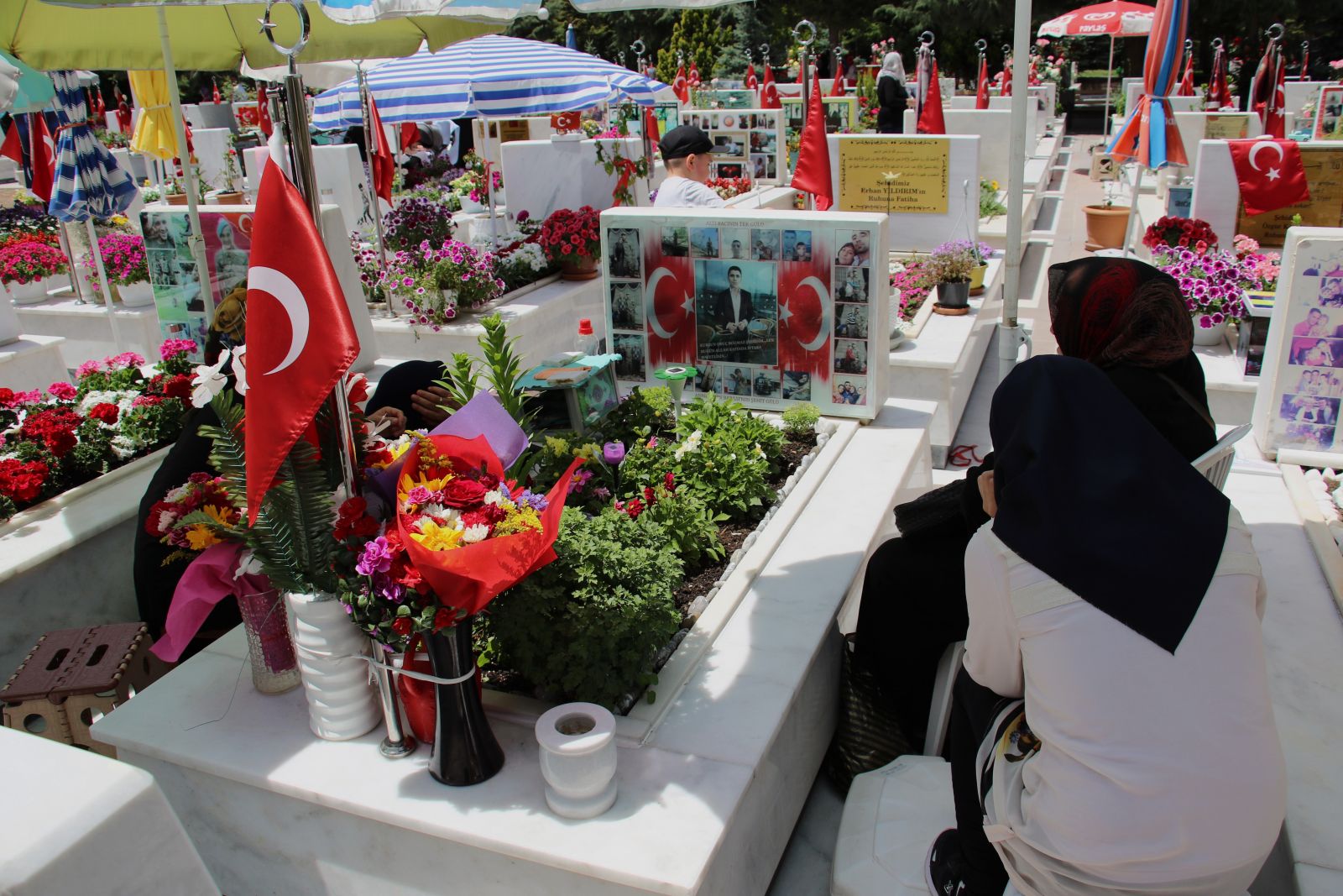 Şehitlikte bugün hüzün hakimdi...