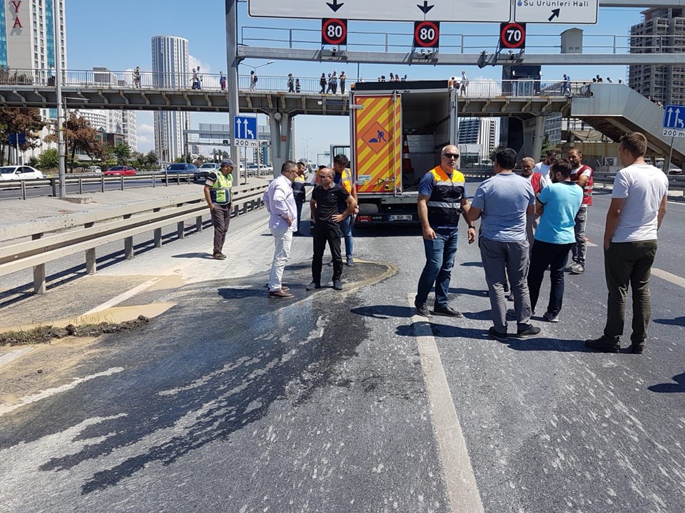 D-100'de çökme: Ankara yönü trafiğe kapatıldı