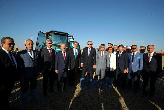 Erdoğan, yerli 'elektrikli traktör' deneme sürüşünü gerçekleştirdi