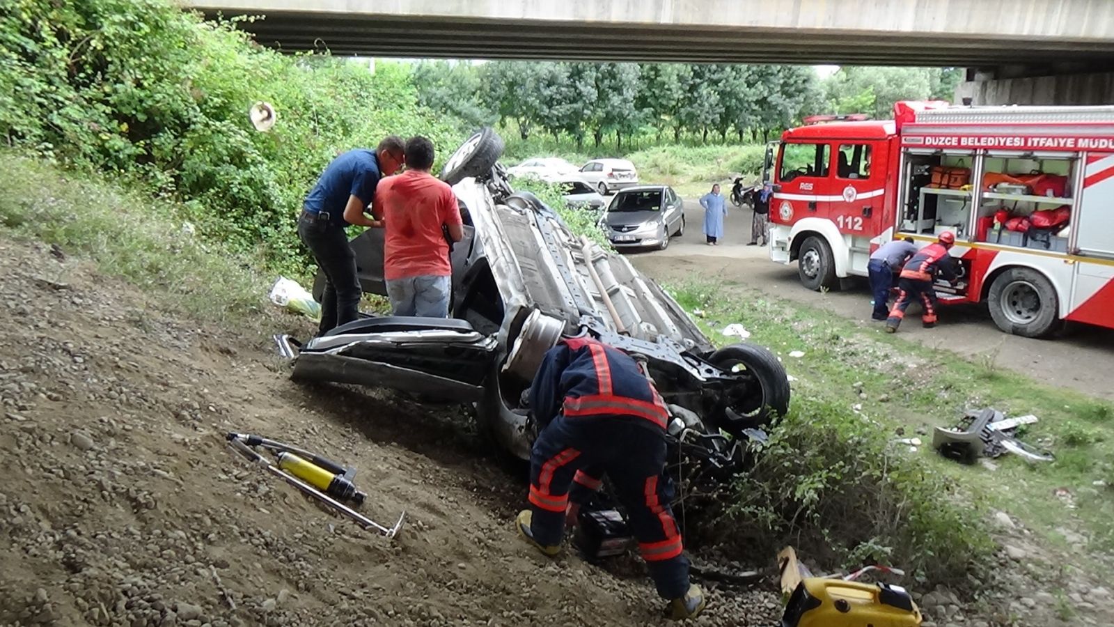 Otomobil TEM otoyolunda viyadükten uçtu: 2’si ağır 3 kişi yaralandı