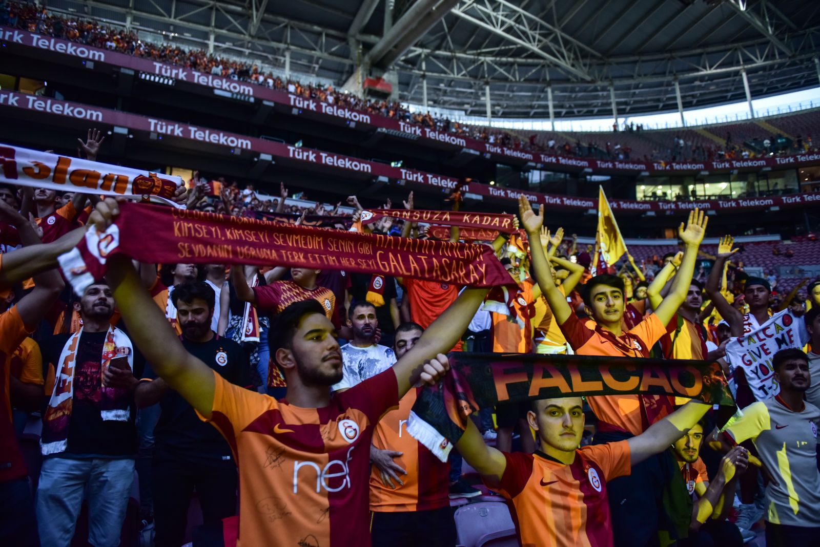 Galatasaray, yeni transferleri için imza töreni düzenledi