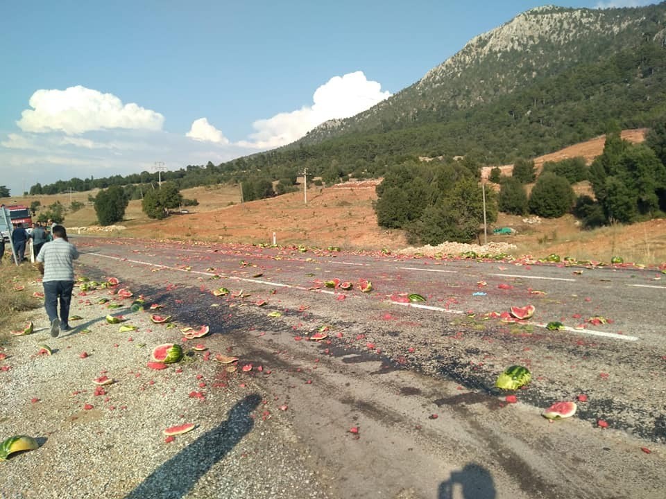 Denizli’de karpuz yüklü kamyonet devrildi: 2 yaralı