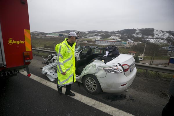 TIR'a çarpan araç tanınmaz halde