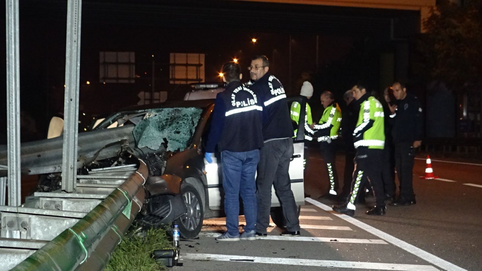 Feci kaza! Kafası bariyerlere saplandı