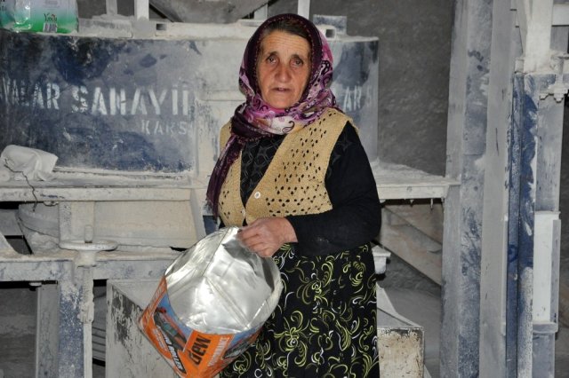 70 yaşındaki nine 10 kişinin yapamadığı işi tek başına yapıyor