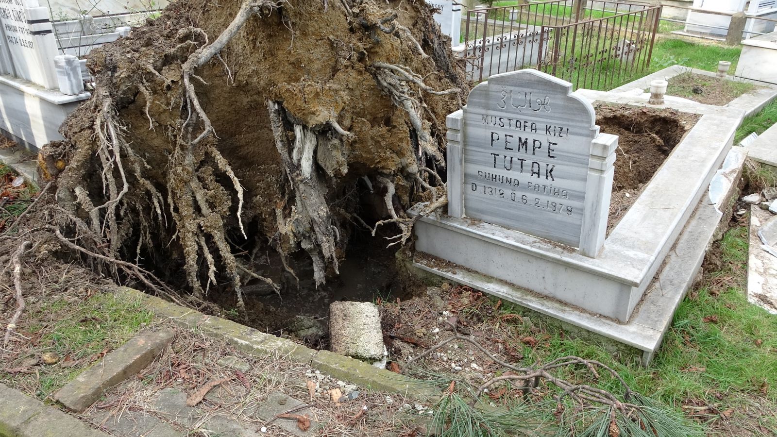 Fırtına nedeniyle 15 mezar tahrip oldu