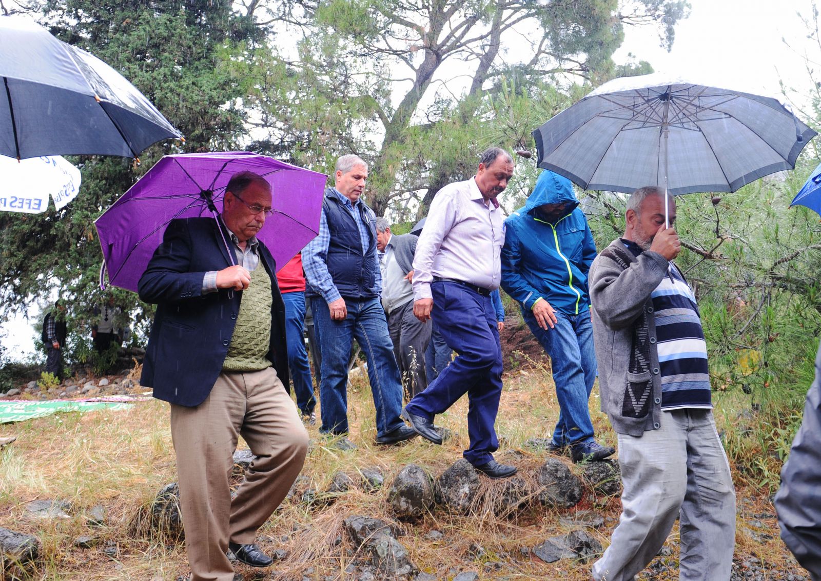 Yağmur duasına çıktılar, sağanağa tutuldular