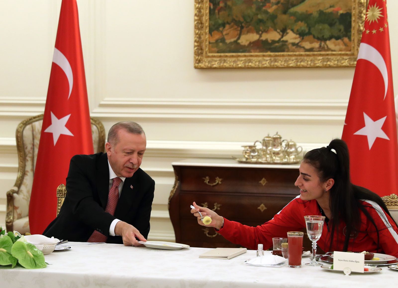 Erdoğan, madalya kazanan milli sporcularla iftar yaptı