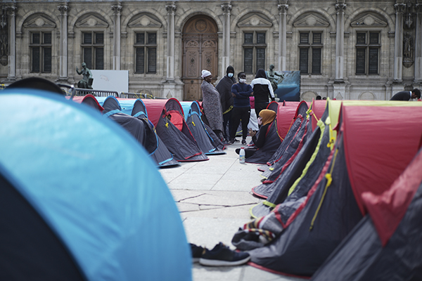 Yüzlerce göçmen Paris'in göbeğine kamp kurdu