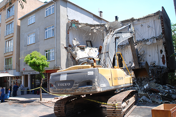 Sancaktepe'de panik: 4 katlı bina boşaltıldı