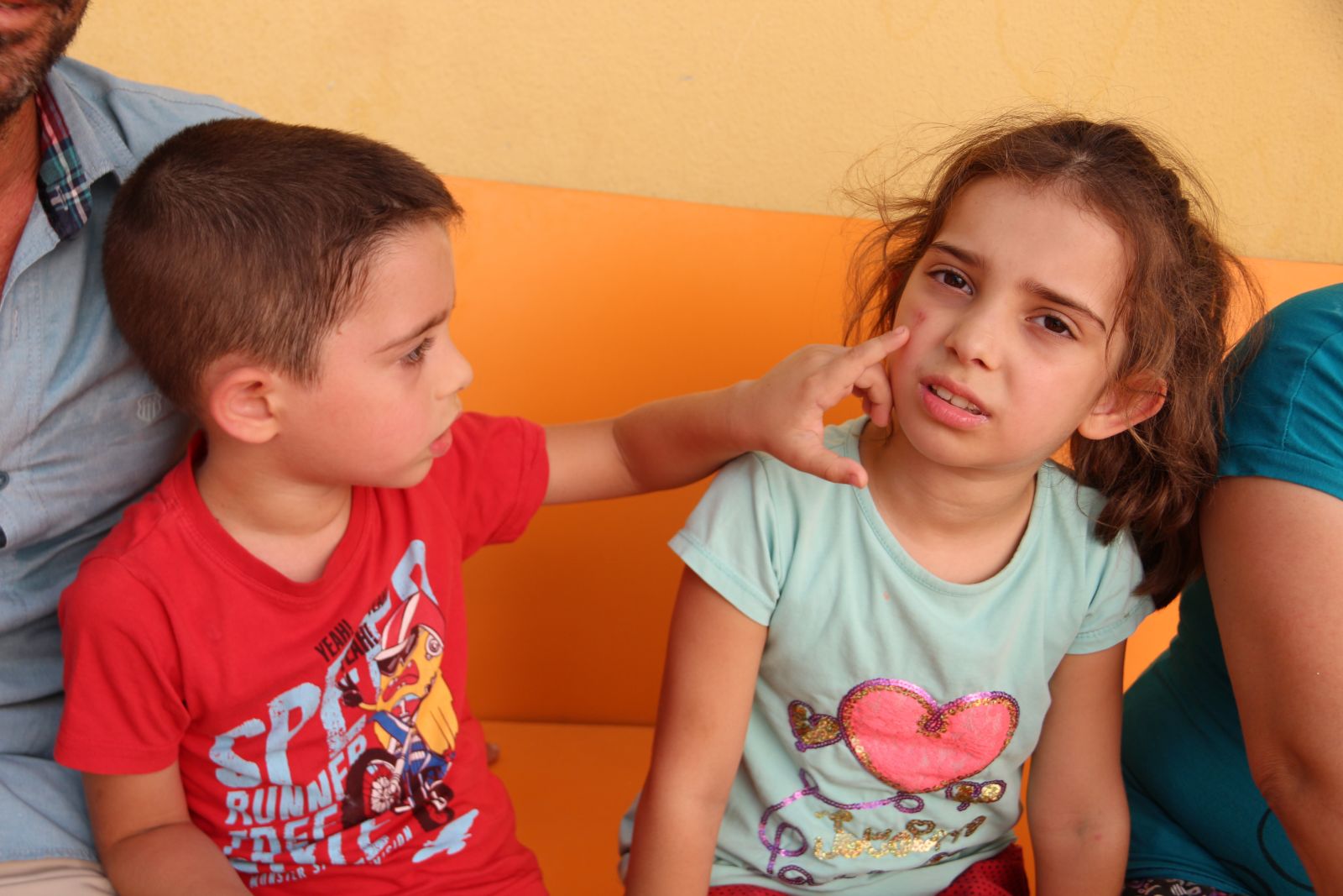 Kaldıkları villa yanan aile, havuzun içinde kurtarılmayı bekledi