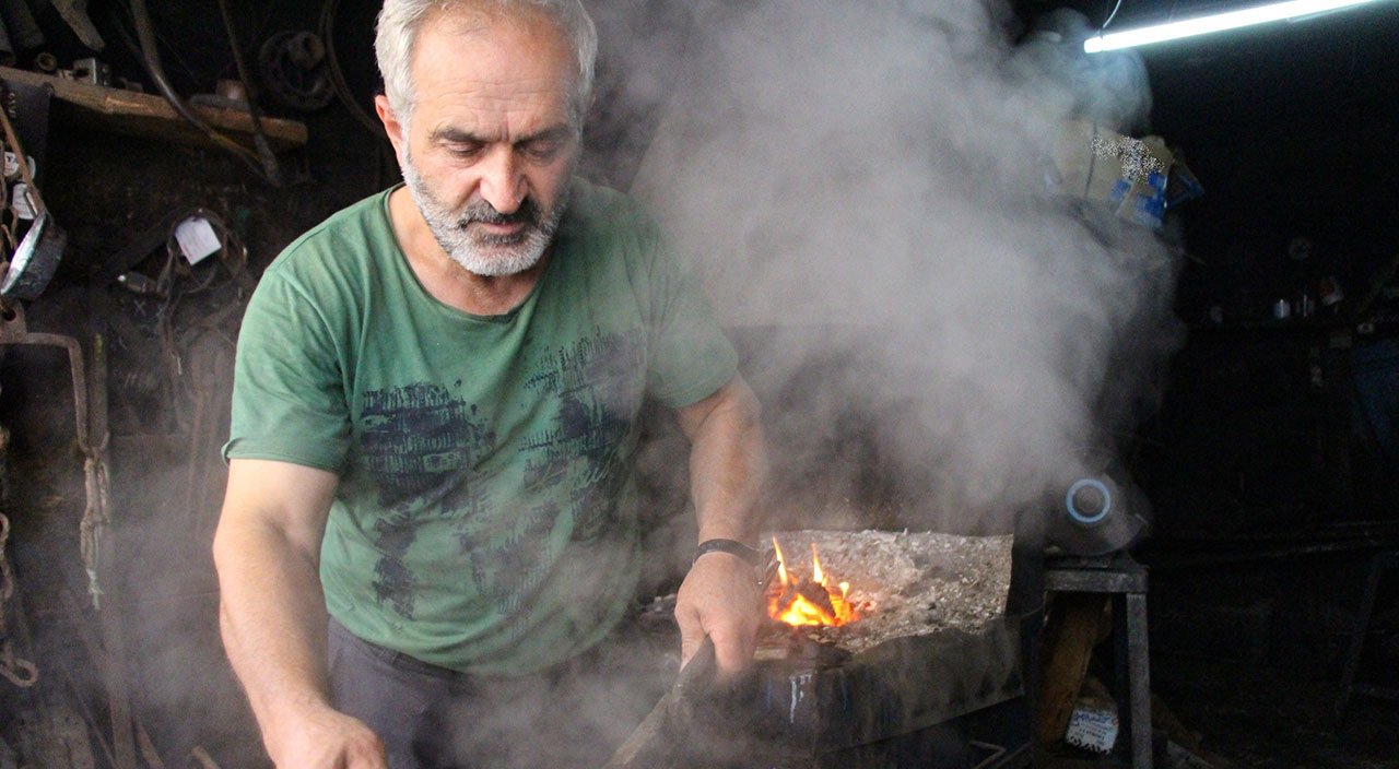 Memuriyet yerine baba mesleği olan demirciliği seçti