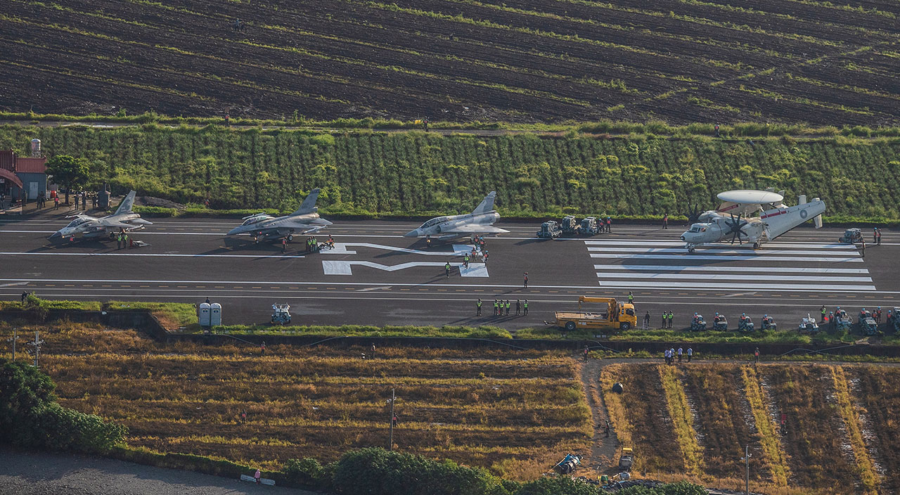 Yok böyle tatbikat! Savaş uçakları otoyola indi