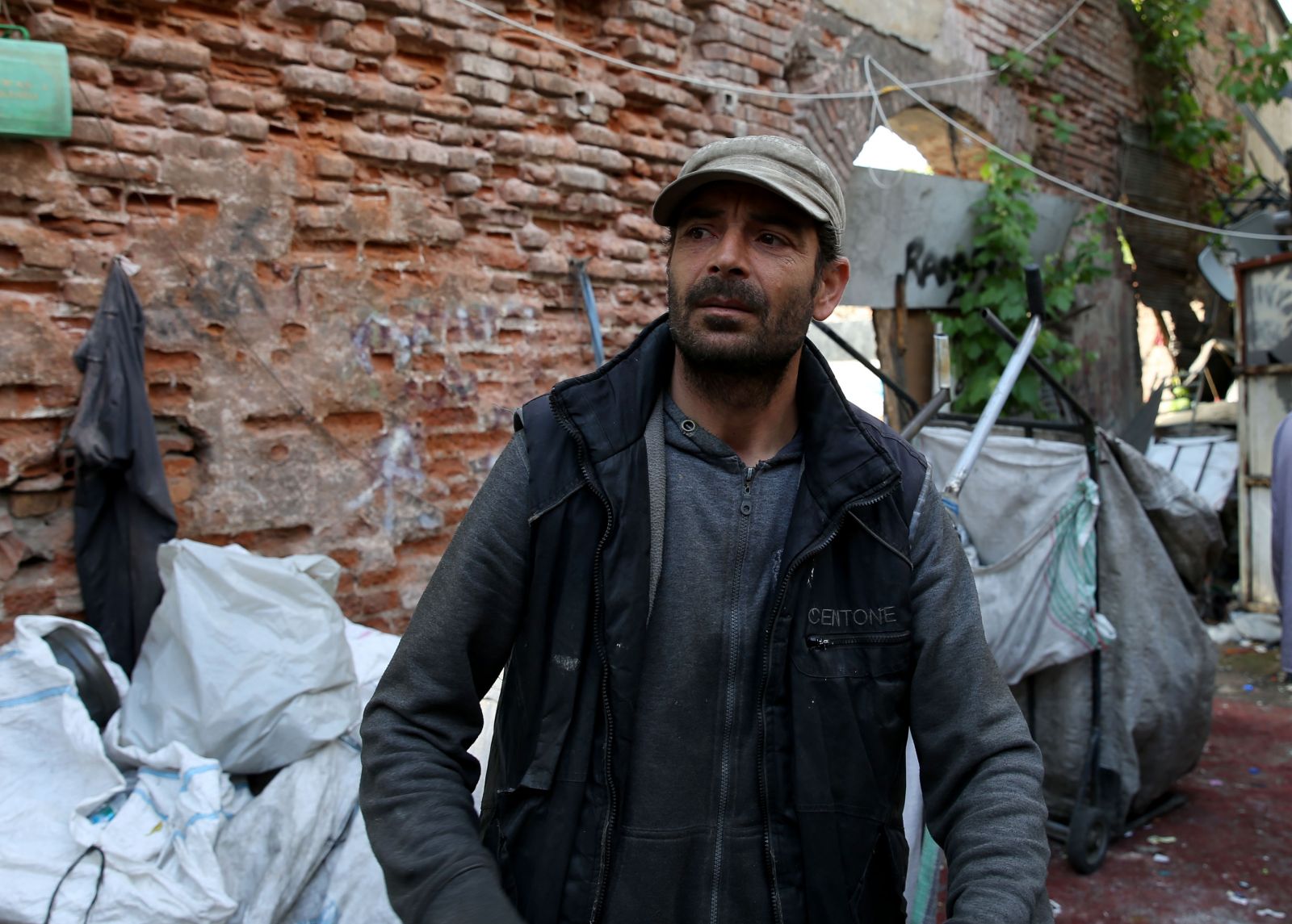 5 dil biliyor geçimini kağıt toplayarak sağlıyor