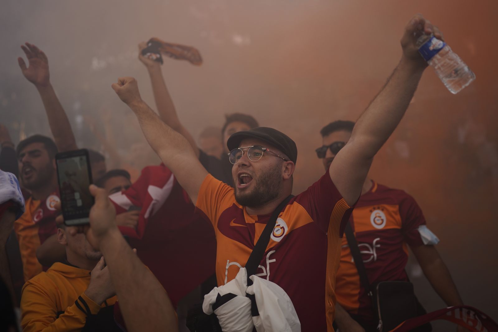 Fransız polisi Galatasaray taraftarına biber gazı sıktı