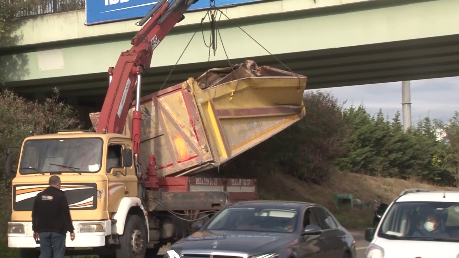 Üsküdar'da damperi açık kalan kamyon köprüye çarptı