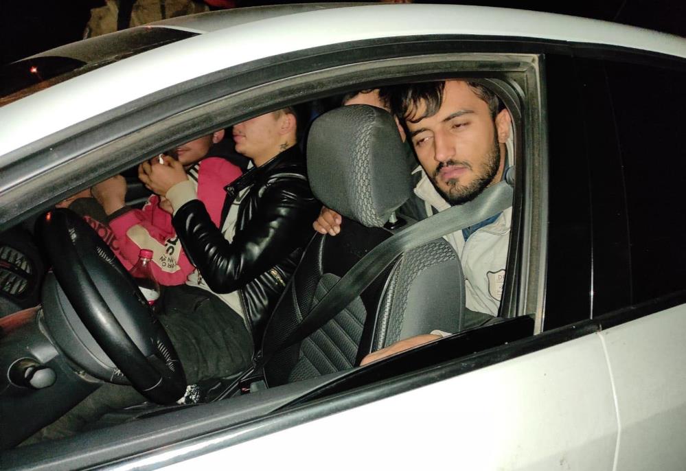 Bitlis'te 2 otomobilden 29 göçmen çıktı