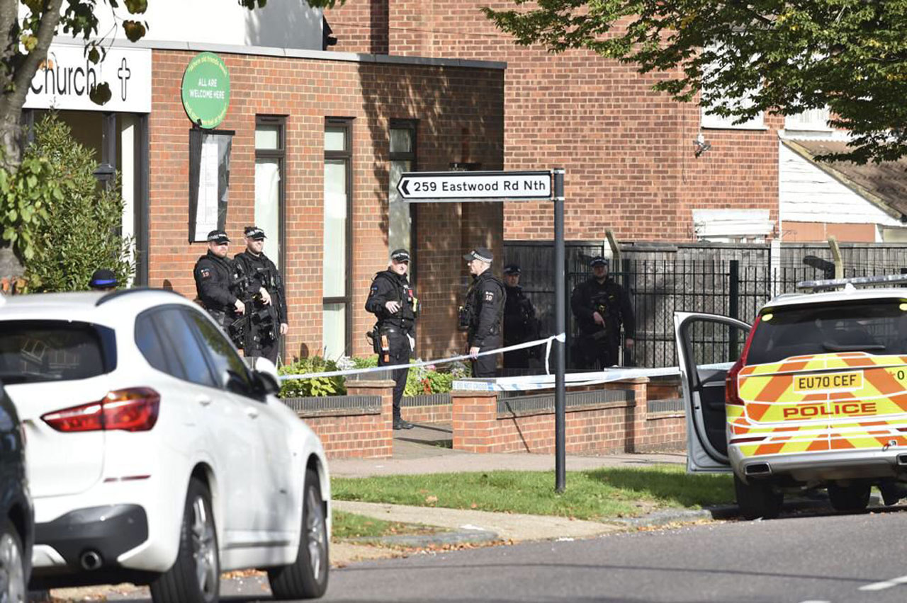 Bıçaklı saldırıya uğrayan İngiliz vekil hayatını kaybetti