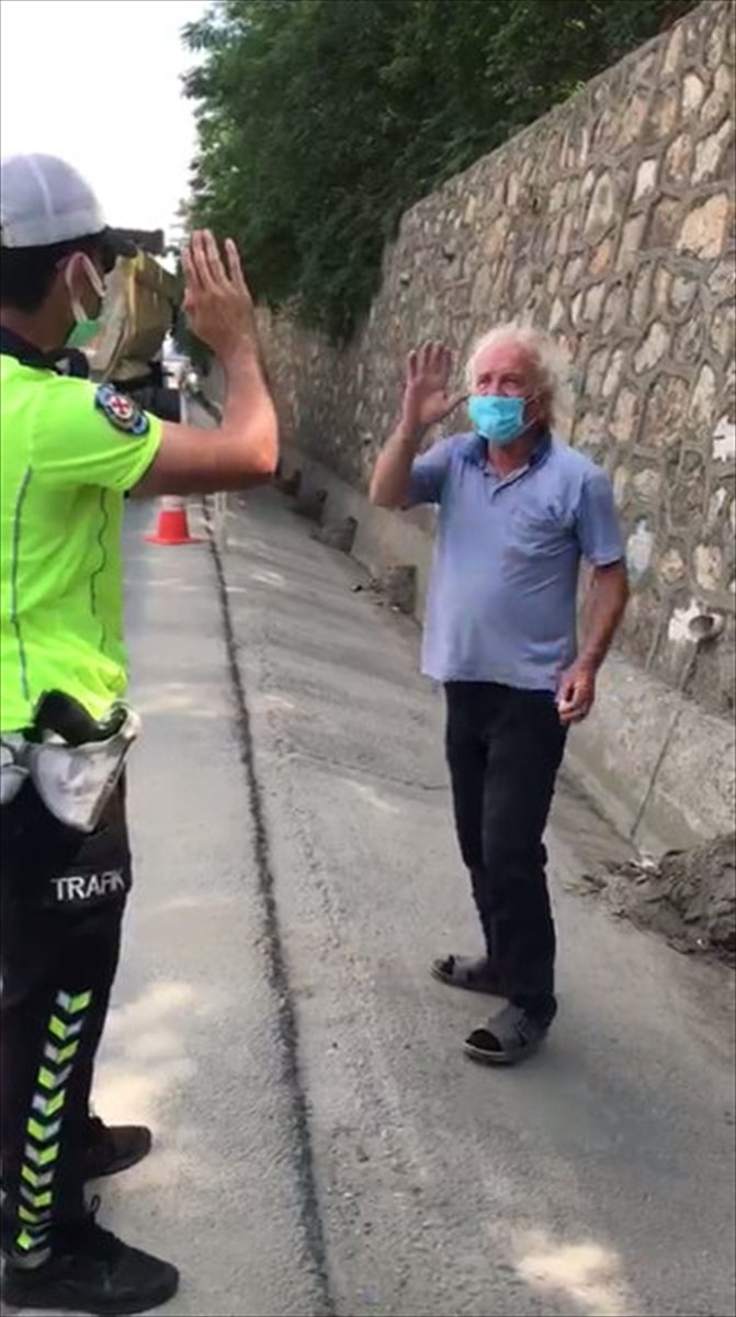 Sakarya’da polis, gözünden rahatsızlanan tır şoförüne damla damlattı