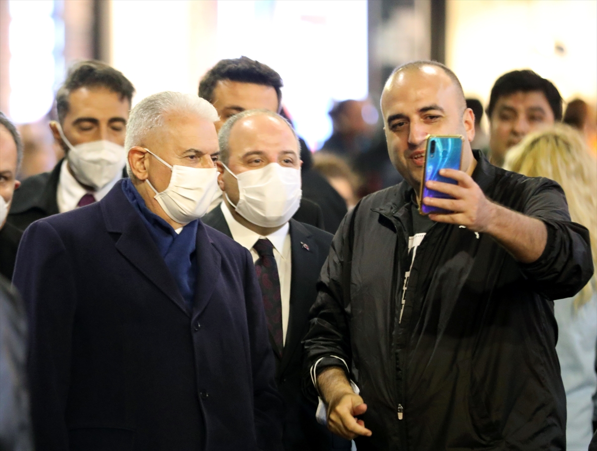 Binali Yıldırım ve Mustafa Varank, İstiklal Caddesi'nde gezdi