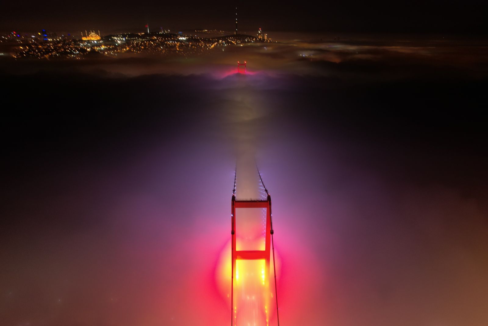 İstanbul güne sisle başladı: 15 Temmuz Şehitler Köprüsü görünmez hale geldi