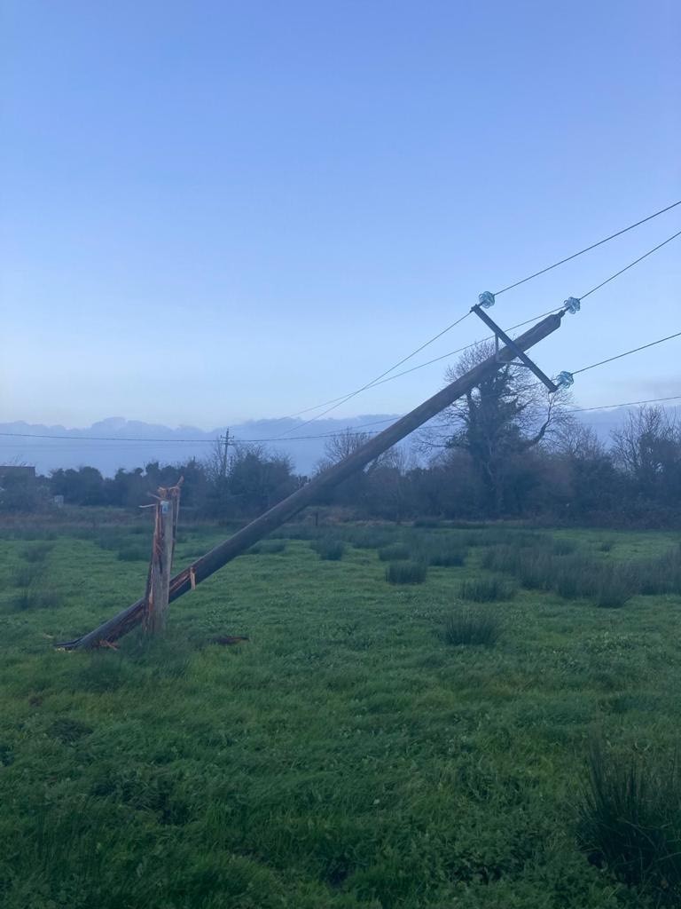 İrlanda’yı Fırtına vurdu! 200 binden fazla ev ve işyeri elektriksiz kaldı