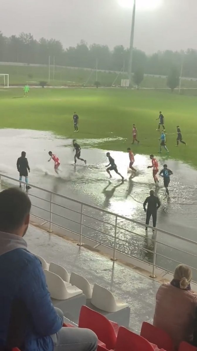 Antalyaspor-Trabzonspor U19 maçı adeta gölde oynandı: Tepkiler üst üste geldi