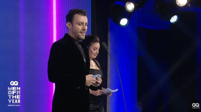 Yılın Oyuncusu ödülünü alan Salih Bademci sahnede gözyaşları içinde kaldı!