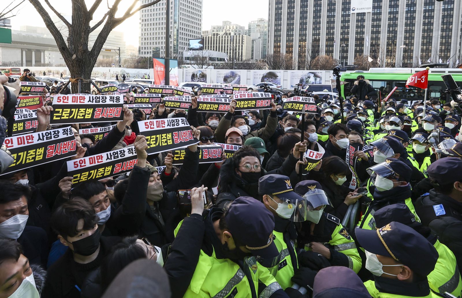 Güney Koreli işletmecilerden Covid-19 kısıtlamalarına protesto