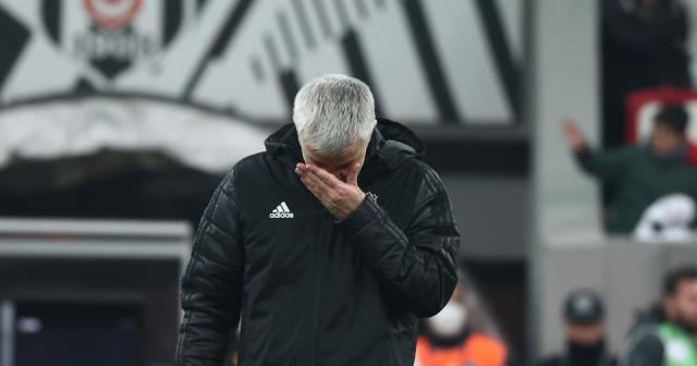 Tribünlere çağrılan Önder Karaveli gözyaşlarına boğuldu: Beşiktaş seninle gurur duyuyor