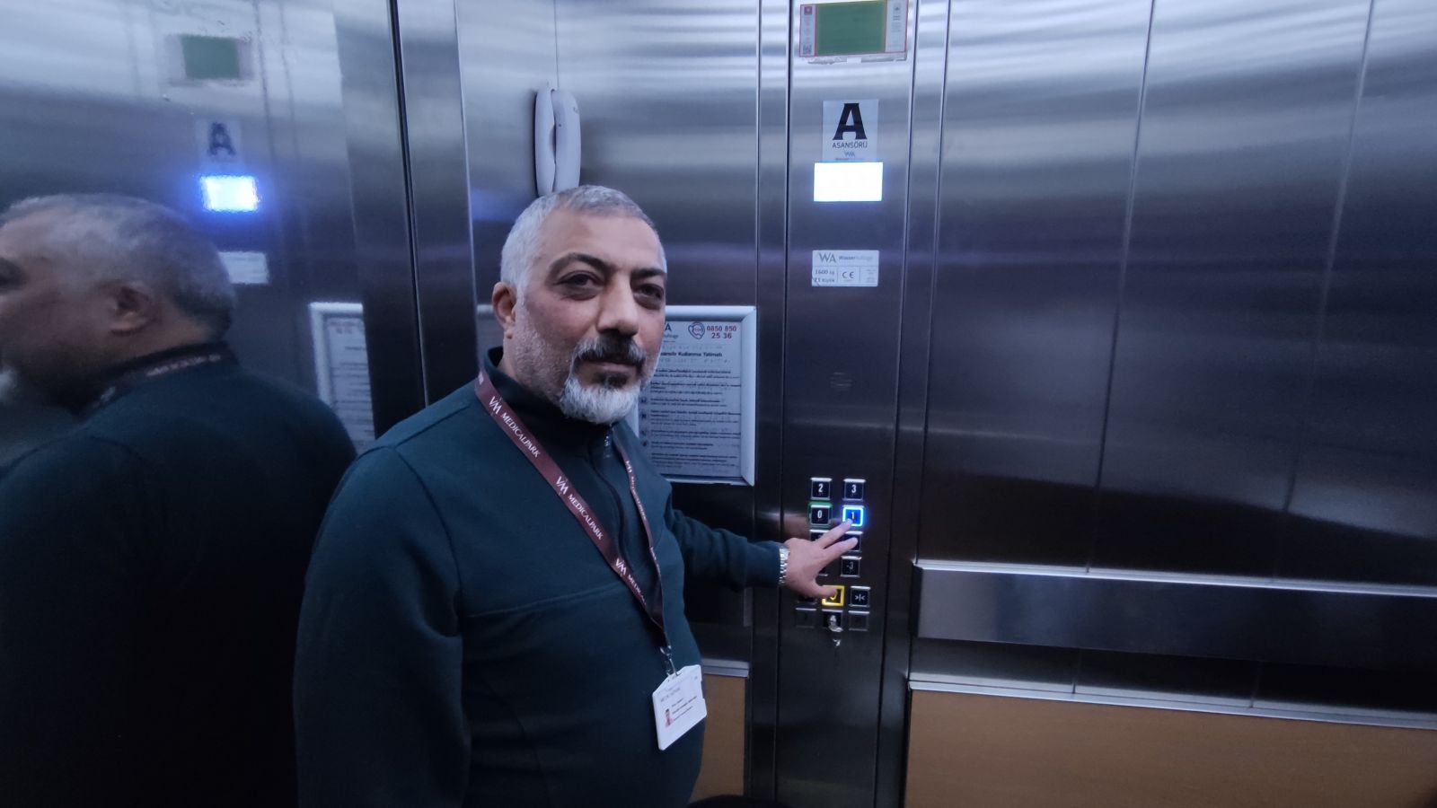 16 yıldır her gün 9 saati 2 metrekarelik asansörde geçiyor