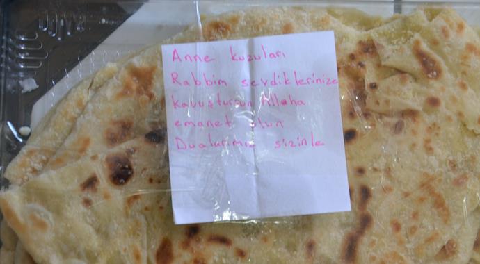 Anneler dualı erzak, çocuklar duygu dolu mektup gönderdi