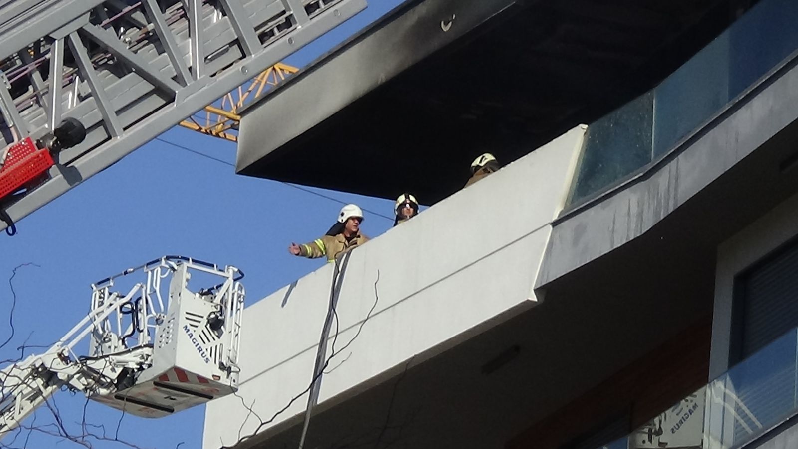 İzmir'deki apartman yangınında 26 yaşındaki genç canından oldu