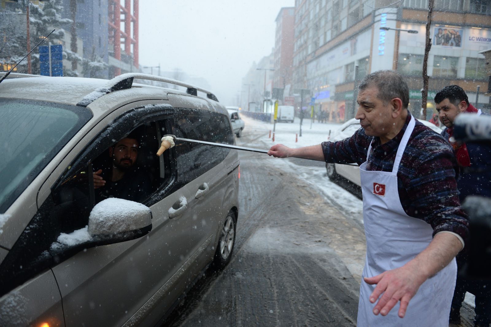 Kahramanmaraşlı dondurmacı, kar altında dondurma dağıttı