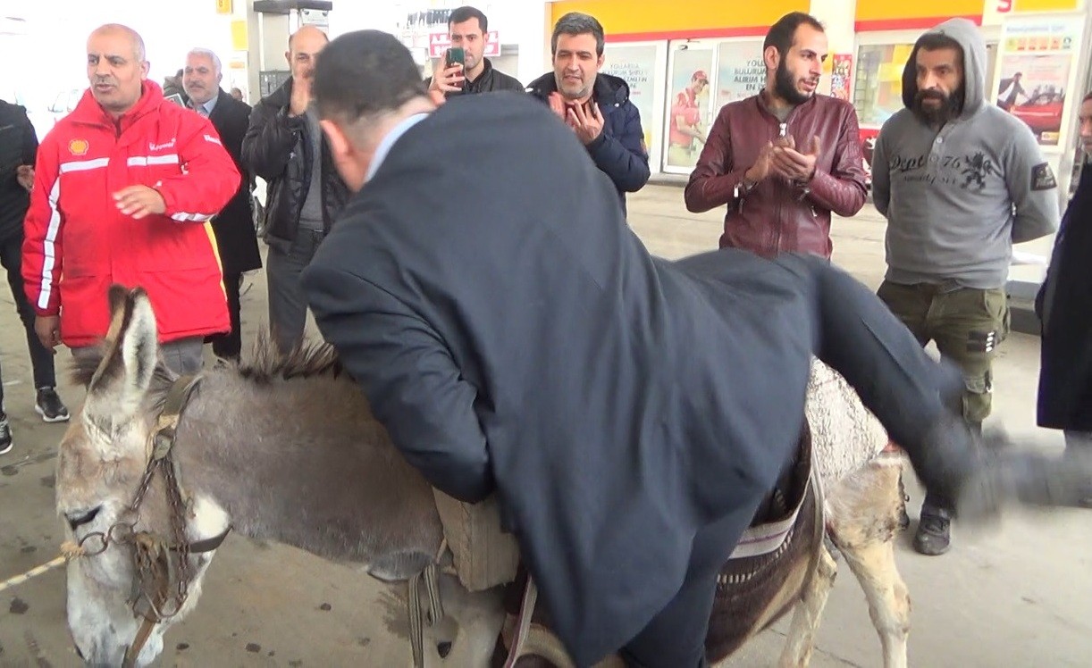 Gelecek Partili Başkan'ın eşekli zam protestosu düşmesiyle son buldu