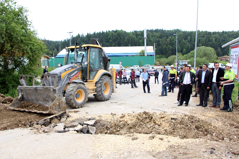 TEM’i ve D-100’ü trafiğe kapadılar!