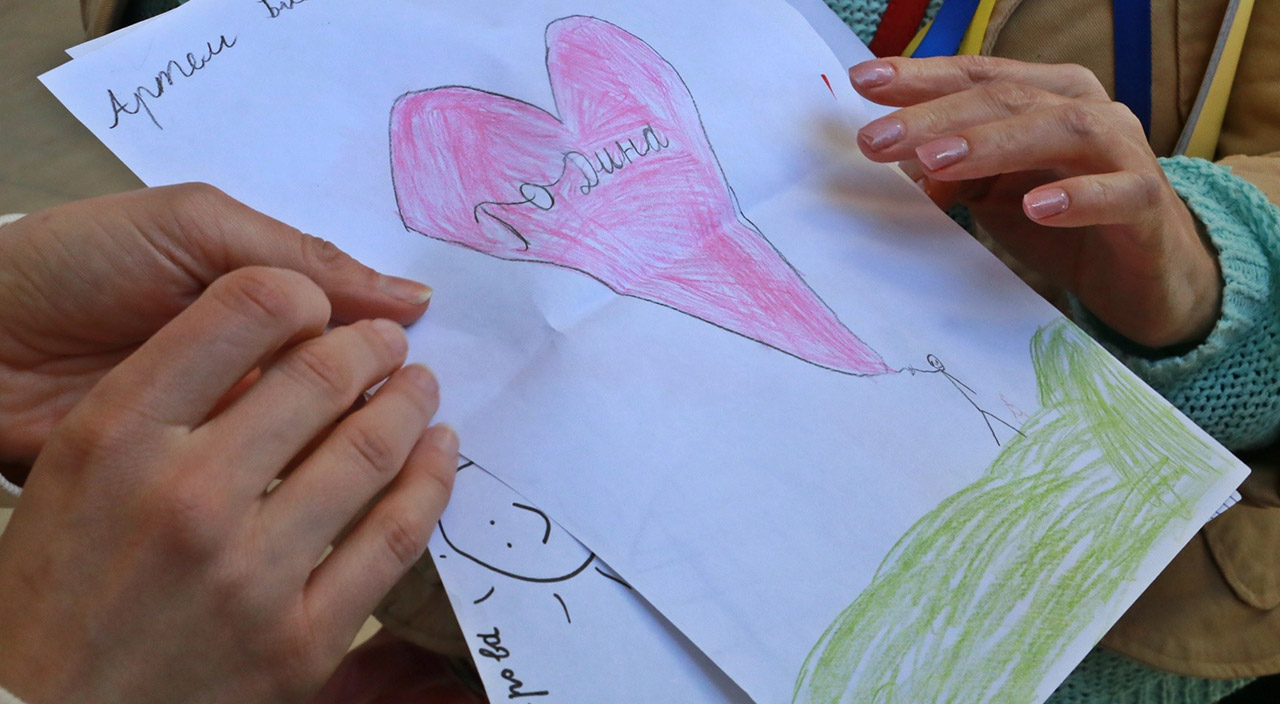 Tank, asker, bomba... Ukraynalı çocukların çizdiği resimler gözleri yaşarttı!