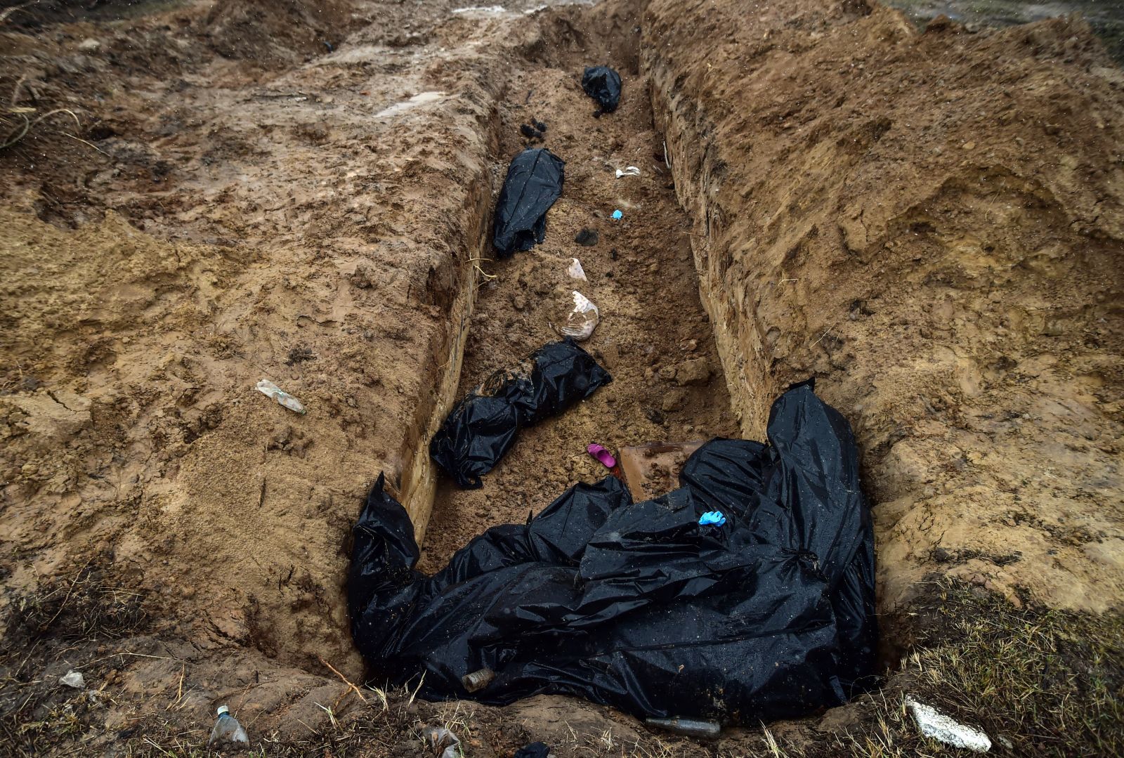 Buça'da korkunç katliam! Kilise bahçesindeki toplu mezar görüntülendi