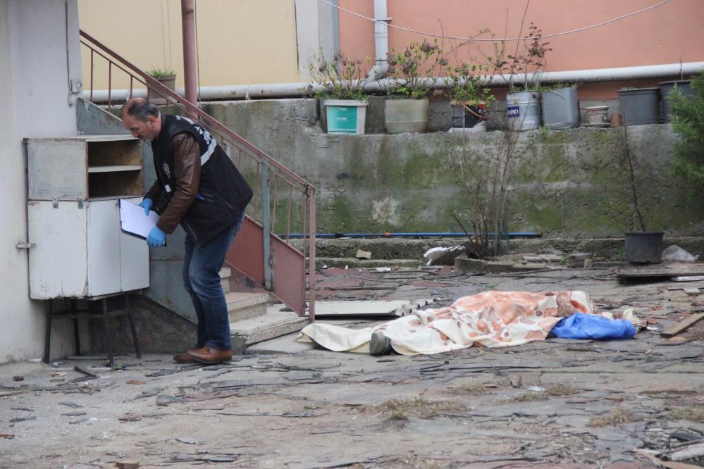 Tamir için çıktığı iki katlı evinin çatısından düşen adam öldü