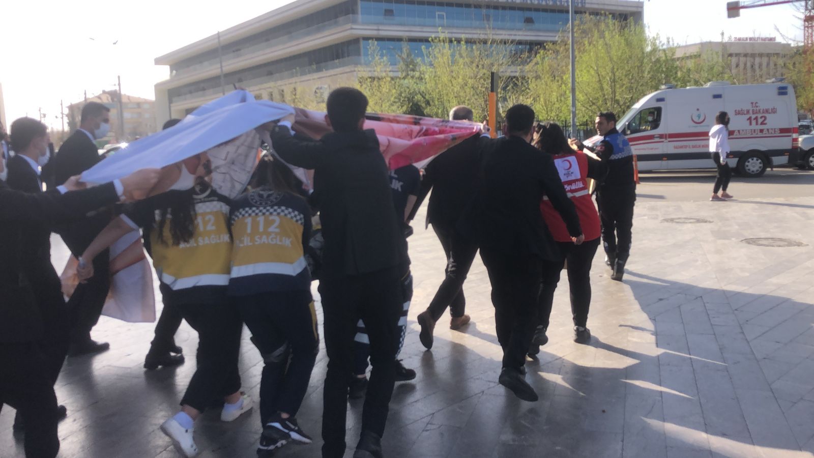 AVM'de dehşet! Hamile kadın intihar etti