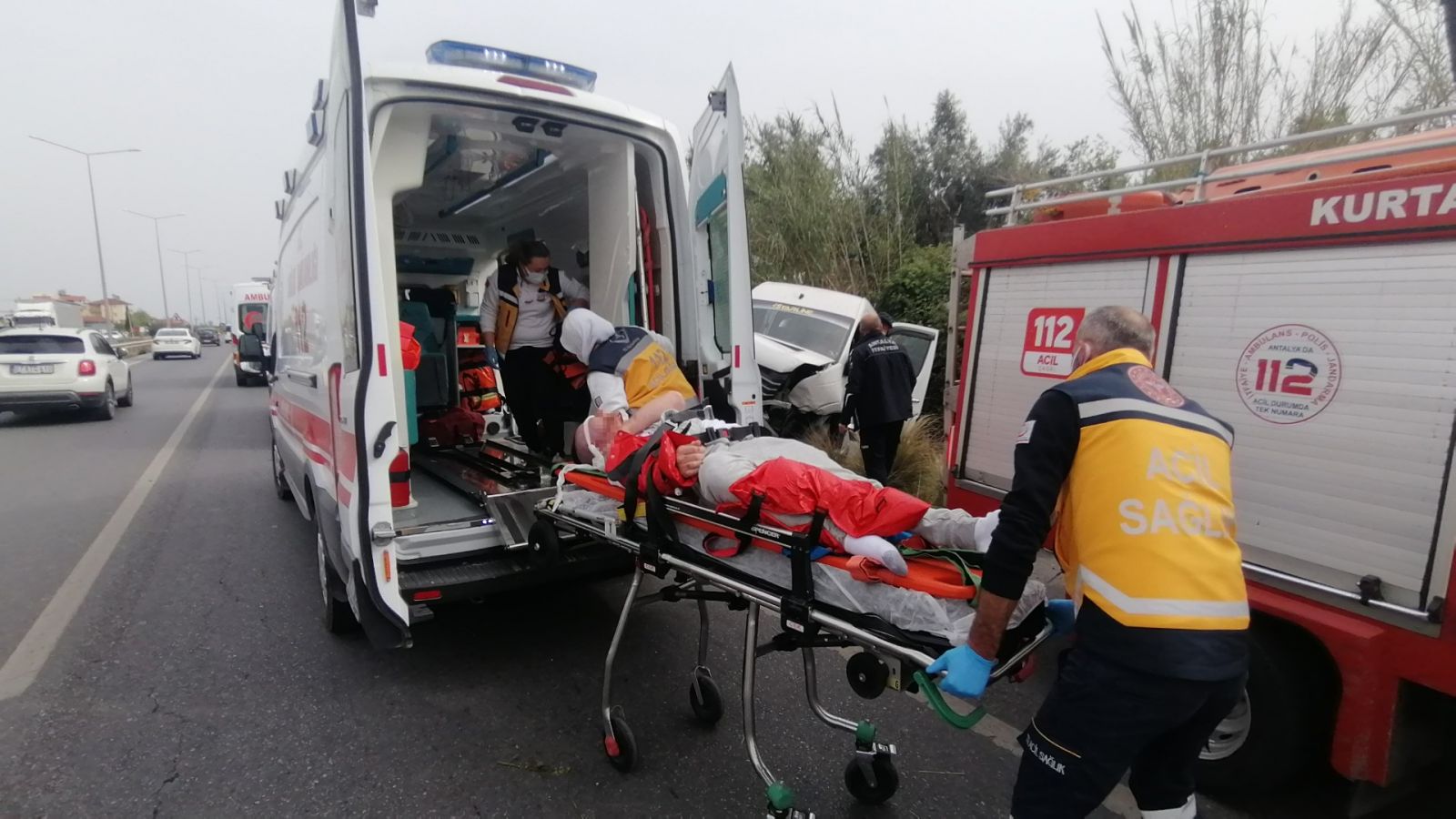 Antalya'da lastiği patlayan tur minibüsü devrildi, 12 turist yaralandı