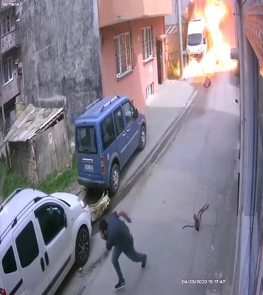 Evine uçak çarpan kadın hastaneye kaldırıldı