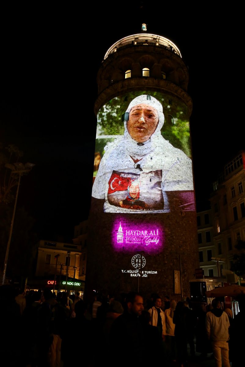Galata Kulesi annelerin fotoğraflarıyla süslendi