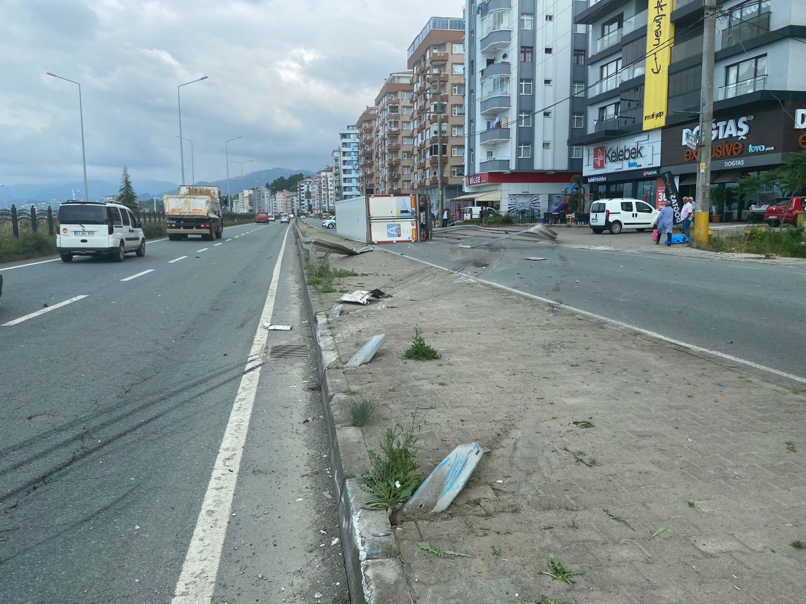 Rize'de feci kaza! Kamyonetle çarpışan dinamit yüklü tır devrildi