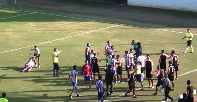 Yerde yatan rakibinin yüzüne tekme attı!