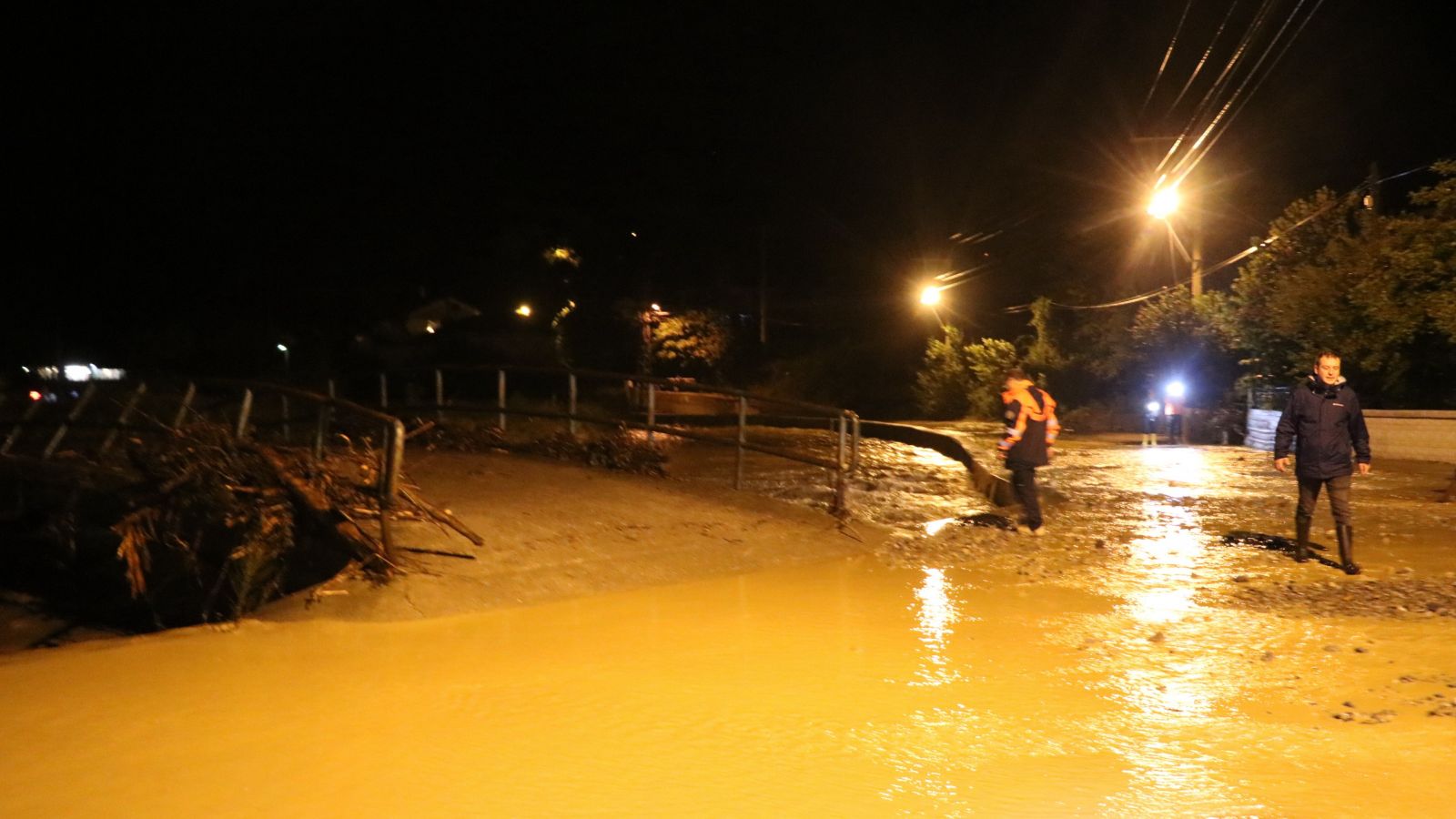 Zonguldak'ta Ilıksu Deresi taştı, mahsur kalan 20 kişiyi AFAD kurtardı