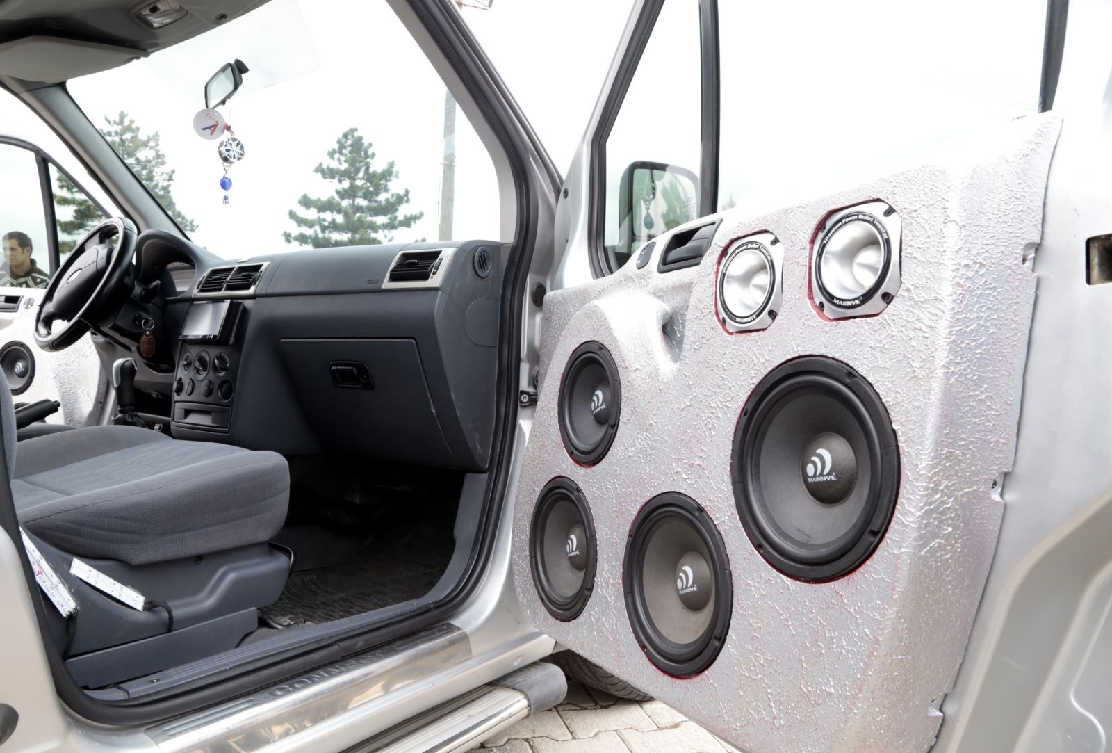 Aracına 55 bin lira harcadı... Düğünlerin vazgeçilmezi oldu