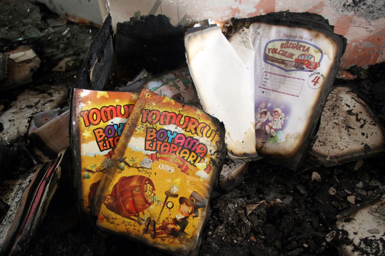 PKK'lılar anaokuluna saldırdı,  Türk bayrağını indirdi