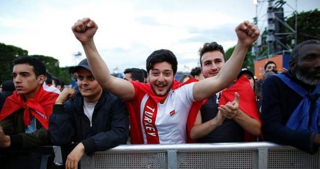 Türk bayraklarını hazmedemediler