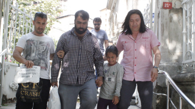 Polisi görünce camiye girip namaz kılmaya başladılar